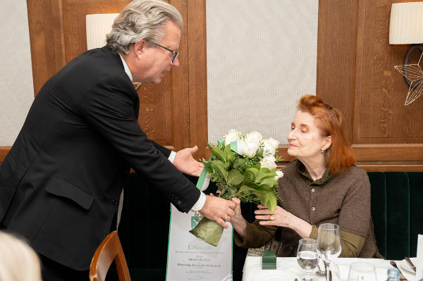 Landeshauptmann Christopher Drexler und Literaturnobelpreisträgerin Elfriede Jelinek bei der Festveranstaltung © Land Steiermark