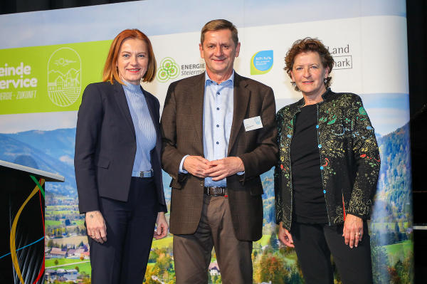 Klimaschutz-Gemeindekonferenz in Leoben: LR Simone Schmiedtbauer, Städtebund-Präsident Bgm. Kurt Wallner und LR Ursula Lackner (v.l.) © Land Steiermark/Freisinger; Verwendung bei Quellenangabe honorarfrei