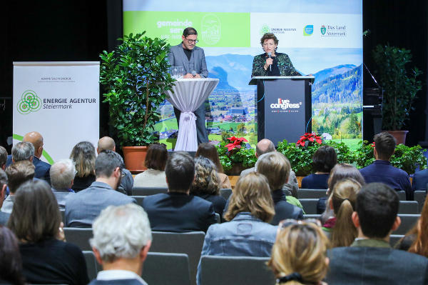 Klimaschutzlandesrätin Ursula Lackner lädt steirische Gemeinde ein, die umfassenden Förderungen für Klimaschutzprojekte auf kommunaler Ebene zu nutzen. © Land Steiermark/Freisinger; Verwendung bei Quellenangabe honorarfrei
