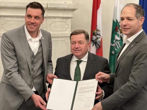 Georg Pessler (Obmann der Landespersonalvertetung), Personallandesrat Werner Amon und Michael Tripolt (KAGes-Zentralbetriebsratsvorsitzender) (v.l.) haben sich auf den Gehaltsabschluss für 2024 geeinigt. © Land Steiermark; Verwendung bei Quellenangabe honorarfrei
