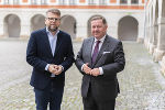 Klubobmann Hannes Schwarz (l.) und Landesrat Werner Amon (r.) stellten das Gehaltspaket für die Mitarbeiterinnen und Mitarbeiter in der Kinderbildung und Kinderbetreuung vor. © Land Steiermark/Peter Drechsler; Verwendung bei Quellenangabe honorarfrei