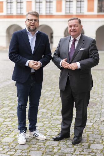 Klubobmann Hannes Schwarz (l.) und Landesrat Werner Amon (r.) stellten das Gehaltspaket für die Mitarbeiterinnen und Mitarbeiter in der Kinderbildung und Kinderbetreuung vor. © Land Steiermark/Peter Drechsler; Verwendung bei Quellenangabe honorarfrei