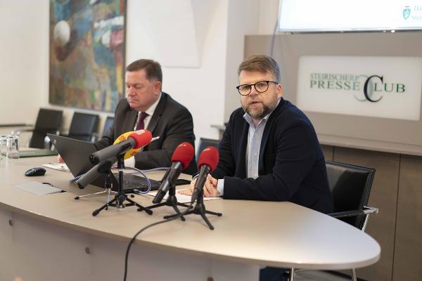 Landesrat Werner Amon (l.) und Klubobmann Hannes Schwarz (r.) beim Pressegespräch im Steirischen Presseclub. © Land Steiermark/Peter Drechsler; Verwendung bei Quellenangabe honorarfrei