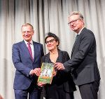 LH Thomas Stelzer, Elisabeth Schweeger (künstlerische Geschäftsführung) und LH Christopher Drexler (v.l.) © Pia Fronia; Verwendung bei Quellenanagabe honorarfrei