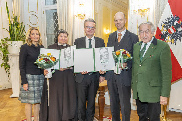 Die Elisabethinen Graz wurden mit dem Großen Josef Krainer-Preis ausgezeichnet: Christine Ruess, Generaloberin Bonaventura Holzmann, LH Christopher Drexler, Geschäftsführer Christian Lagger und Gerald Schöpfer (v.l.) © Land Steiermark/Foto Fischer; Verwendung bei Quellenangabe honorarfrei