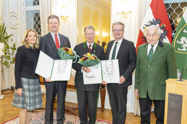 Michael Nemeth (2.v.l.) und Franz Harnoncourt-Unverzagt (M.) nahmen den Großen Josef Krainer-Preis für den Musikverein für Steiermark entgegen. © Land Steiermark/Foto Fischer; Verwendung bei Quellenangabe honorarfrei