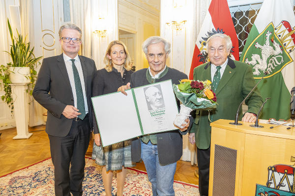 Alfred Ninaus (2.v.r.) wurde mit dem Josef Krainer-Heimatpreis ausgezeichnet. © Land Steiermark/Foto Fischer; Verwendung bei Quellenangabe honorarfrei