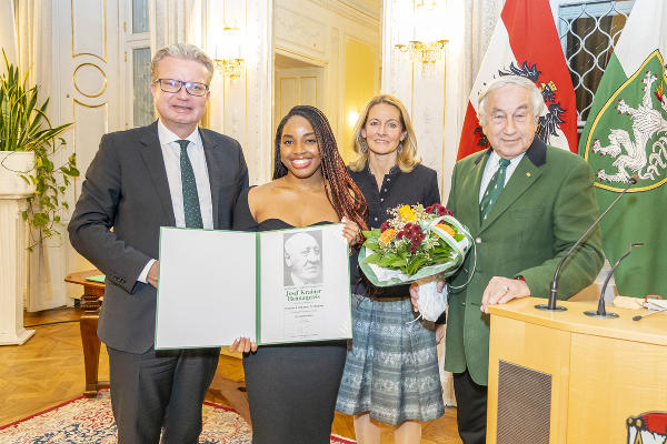 Precious Chiebonam Nnebedum (2.v.l.) wurde mit dem Josef Krainer-Heimatpreis ausgezeichnet. © Land Steiermark/Foto Fischer; Verwendung bei Quellenangabe honorarfrei