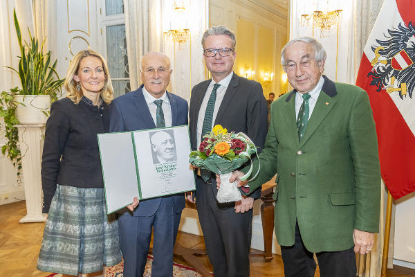 Eduard Hamedl (2.v.l.) nahm den Josef Krainer-Heimatpreis für den Männernotruf entgegen. © Land Steiermark/Foto Fischer; Verwendung bei Quellenangabe honorarfrei