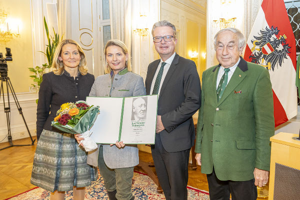 Claudia Rossbacher (2.v.l.) wurde mit dem Josef Krainer-Heimatpreis ausgezeichnet. © Land Steiermark/Foto Fischer; Verwendung bei Quellenangabe honorarfrei