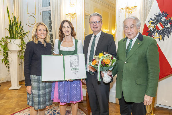 Viktoria Schnaderbeck (2.v.l.) wurde mit dem Josef Krainer-Heimatpreis ausgezeichnet. © Land Steiermark/Foto Fischer; Verwendung bei Quellenangabe honorarfrei