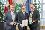 Landeshauptmann Christopher Drexler (r.) überreichte gemeinsam mit Landeshauptmann-Stellvertreter Anton Lang (l.) Christian Weniger das Große Ehrenzeichen des Landes Steiermark.