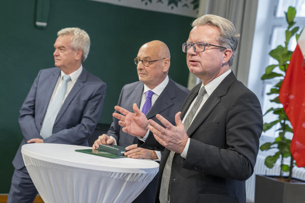 LH Christopher Drexler gratulierte dem renommierten Journalisten und Autor Christian Weniger. © Land Steiermark/Binder; bei Quellenangabe honorarfrei