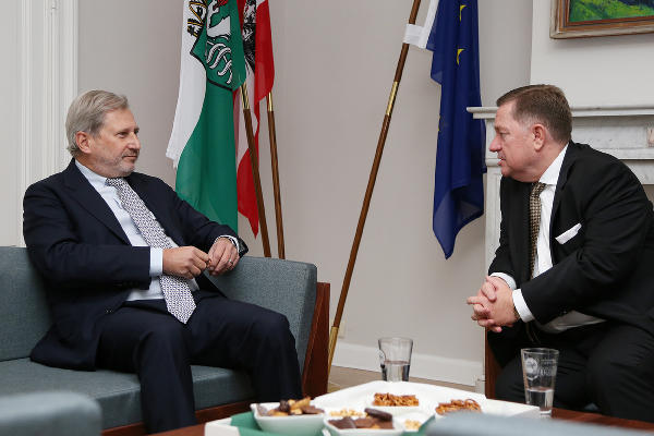Landesrat Werner Amon im Gespräch mit Kommissar Johannes Hahn.  © Foto: Alexander Louvet; bei Quellenangabe honorarfrei