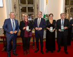 Golden Ehrenzeichen des Landes Steiermark: LH-Stv. Anton Lang, Dorothea Blancke, LH Christopher Drexler, Daniela Grabe, Bruno Rabl (v.l.).