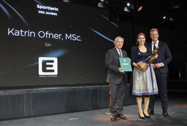 Sportlandesrat Karlheinz Kornhäusl (re.) gratulierte gemeinsam mit Energie Steiermark Vorstandssprecher Christian Purrer der Sportlerin des Jahres Katrin Ofner (Freestyle-Ski) © GEPAPictures/Land Steiermark, bei Quellenangabe honorarfrei