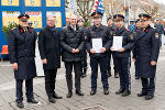 Oberst Rupert Gruber (Leiter Bildungszentrum Steiermark), LH Christopher Drexler, BM Gerhard Karner, LPD Gerald Ortner mit den Sprechern eines der drei Ausbildungskurse (v.l.)