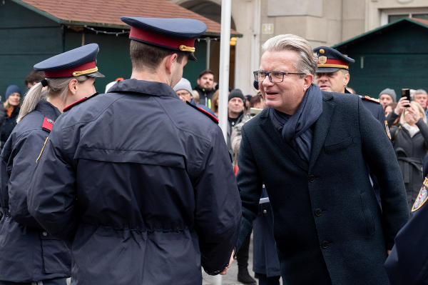 LH Christopher Drexler gratuliert den ausgemusterten Polizistinnen und Polizisten © Land Steiermark; Verwendung bei Quellenangabe honorarfrei