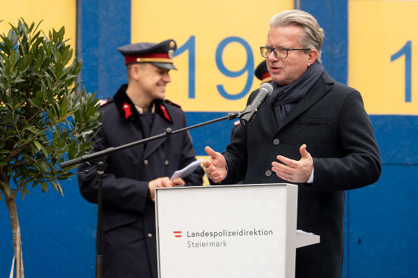 LH Christopher Drexler gratuliert den 70 neuen Polizistinnen und Polizisten © Land Steiermark; Verwendung bei Quellenangabe honorarfrei