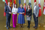 Die für Arbeitsmarktangelegenheiten zuständigen Landesrätinnen und Landesräte aus dem Burgenland, Leo Schneemann, Tirol, Astrid Mair, Niederösterreich, Susanne Rosenkranz,  und Vorarlberg, Marco Tittler (v.l.), berieten Donnerstag und Freitag auf Einladung der steirischen Sozial- und Arbeitslandesrätin Doris Kampus (2.v.r.) in Graz.