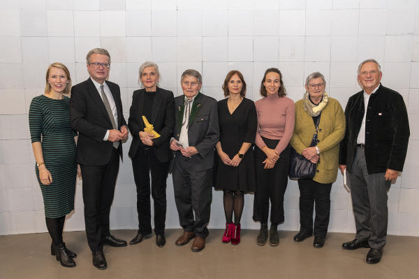 Landeshauptmann Christopher Drexler (2.v.l.) mit der Landtagsabgeordneten Julia Majcan (l.), Beatrix Vreča mit ihren Dörfer-Projektpartnerinnen und Dörfer-Projektpartnern sowie dem Bürgermeister von Bad Radkersburg Karl Lautner (r.). © Land Steiermark/ Binder