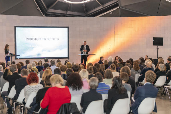 Landeshauptmann Christopher Drexler bei seiner Ansprache im Grazer Kunsthaus. © Land Steiermark/ Binder