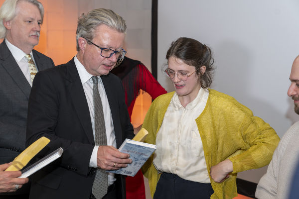 LH Christopher Drexler überreicht Morgensternpreisträgerin Franziska Füchsl den Roman "Inferno" © Land Steiermark/ Binder