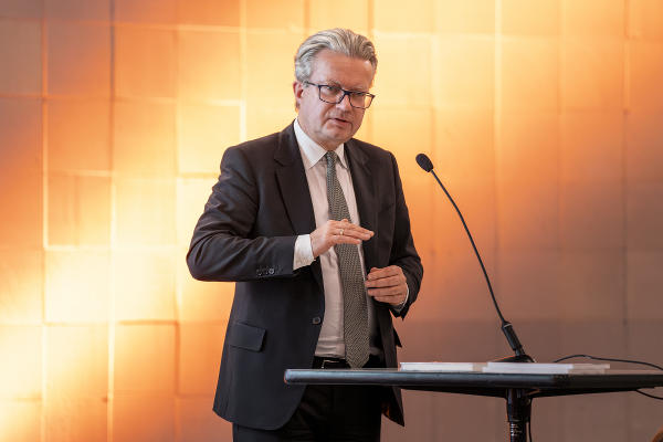 Landeshauptmann Christopher Drexler bei seiner Ansprache im Grazer Kunsthaus. © Land Steiermark/ Binder