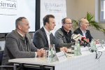 Pressekonferenz zum Weltcup in der Ramsau im Medienzentrum Steiermark: Bgm. Ernst Fischbacher, LR Karlheinz Kornhäusl, Alois Stadlober und Karl Fischbacher (v.l.) © Foto: Land Steiermark/Robert Binder; Verwendung bei Quellenangabe honorarfrei Pressekonferenz zum Weltcup in der Ramsau im Medienzentrum Steiermark: Bgm. Ernst Fischbacher, LR Karlheinz Kornhäusl, Alois Stadlober und Karl Fischbacher (v.l.)