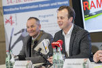 Bgm. Ernst Fischbacher (l.) und LR Karlheinz Kornhäusl (r.) freuen sich auf den Weltcup der Nordischen Kombination in der Ramsau.