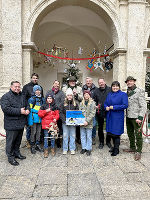 „Was kommt auf den steirischen Christbaum?”: Die Initiatoren Landtagspräsidentin Manuela Khom und Bildungslandesrat Werner Amon und die Jury gratulieren den Siegerinnen und Siegern des BG/BRG Judenburg.