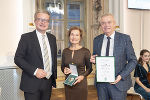 Großes Ehrenzeichen des Landes Steiermark: LH Christopher Drexler, Barbara Fiala-Köck und LH-Stv. Anton Lang (v.l.) © Foto: Land Steiermark/fFischer; bei Quellenangabe honorarfrei