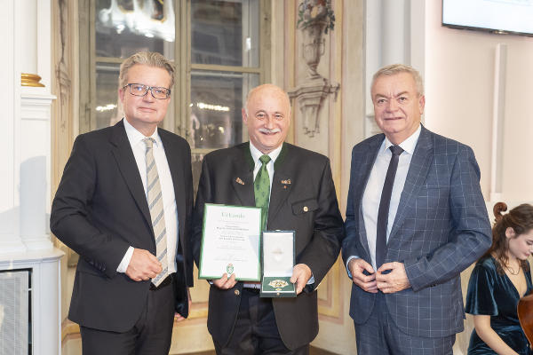 Großes Ehrenzeichen des Landes Steiermark: LH Christopher Drexler, Gerhard Kobinger und LH-Stv. Anton Lang (v.l.) © Foto: Land Steiermark/fFischer; bei Quellenangabe honorarfrei