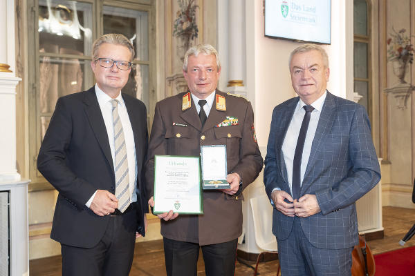 Großes Ehrenzeichen des Landes Steiermark: LH Christopher Drexler, Reinhard Leichtfried und LH-Stv. Anton Lang (v.l.) © Foto: Land Steiermark/fFischer; bei Quellenangabe honorarfrei