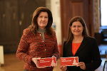 SPÖ-Soziallandesrätin Doris Kampus (r.) und STVP-Klubobfrau Barbara Riener: „Weihnachtsbeihilfe für Menschen in großer Not.“ © Philipp Seiser