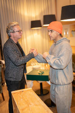 LH Christopher Drexler begrüßt Robbie Williams in der Steiermark © STG/Streibl; bei Quellenangabe honorarfrei LH Christopher Drexler begrüßt Robbie Williams in der Steiermark