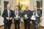 Landeshauptmann Christopher Drexler überreichte den Altbürgermeistern Thomas Josef Hohler, Rupert Fleischhacker und Alois Rath (v.l.) Goldene Ehrenzeichen des Landes Steiermark. © Land Steiermark/Foto Fischer; bei Quellenangabe honorarfrei