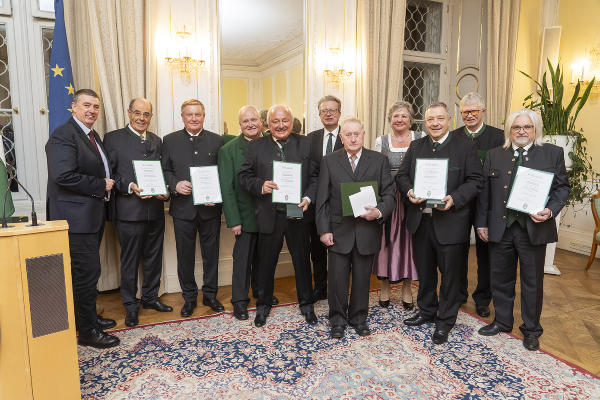 LH Drexler (M.) und LAbg. Klaus Zenz (l.) überreichten Große Ehrenzeichen des Landes Steiermark an Bgm. a.D. Karl Ziegler, Bgm. a.D. Karl Zimmermann, Bgm. a.D. Anton Weber, Bgm. a.D. Anton Scherbinek, Bgm. a.D. Franz Rathkolb, Bgm. a.D. Eva Leitold, Bgm. a.D. Johann Schirnhofer, Bgm. a.D. Karl Brodschneider und Bgm. a.D. Johann Handler (v.l.) © Land Steiermark/Foto Fischer; bei Quellenangabe honorarfrei