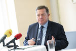 Landesrat Werner Amon bei der Pressekonferenz in der Landesberufsschule Feldbach.