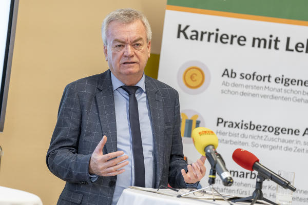 Landeshauptmann-Stellvertreter Anton Lang bei der Pressekonferenz in der Landesberufsschule Feldbach. © Land Steiermark/Binder; bei Quellenangabe honorarfrei