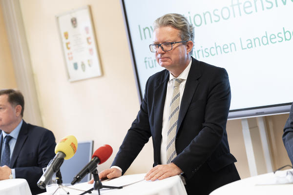 Landeshauptmann Christopher Drexler bei der Pressekonferenz in der Landesberufsschule Feldbach. © Land Steiermark/Binder; bei Quellenangabe honorarfrei