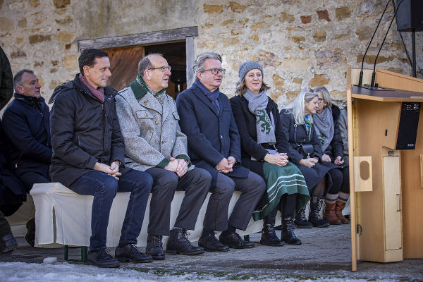 Festakt zur Enthüllung des Denkmals für Hanns Koren in St. Bartholomä: Nationalratsabgeordneter Ernst Gödl, Bgm. Josef Birnstingl, LH Christopher Drexler und LR Barbara Eibinger-Miedl (v.l.) © Land Steiermark/Foto Fischer; Verwendung bei Quellenangabe honorarfrei