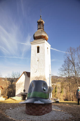 Das neue Denkmal für Hanns Koren vor der Kirche in St. Bartholomä. © Land Steiermark/Foto Fischer; Verwendung bei Quellenangabe honorarfrei