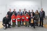 LH Christopher Drexler und LH-Stv. Anton Lang mit der Feuerwehrdelegation, die das Friedenslicht in die Grazer Burg brachte.