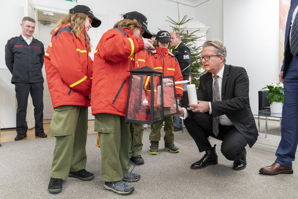 Friedenslichtübergabe in der Grazer Burg: LH Christopher Drexler übernahm die Flamme aus dem Heiligen Land. © Foto: Land Steiermark/Robert Binder; Verwendung bei Quellenangabe honorarfrei