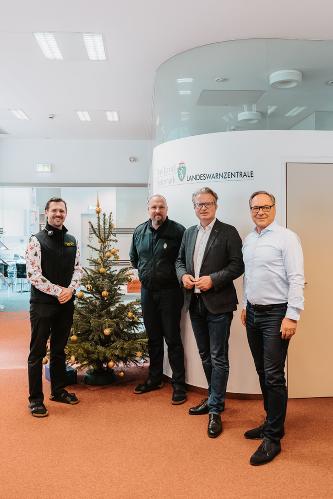 LH Christopher Drexler beim Besuch in der Landeswarnzentrale unter anderem mit Harald Eitner, dem Leiter der Fachabteilung Katastrophenschutz und Landesverteidigung (r.). © Land Steiermark/Michaela Lorber