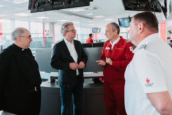LH Christoper Drexler und Bischof Wilhelm Krautwaschl beim Besuch in der Rettungsleitzentrale vom Roten Kreuz. © Land Steiermark/Michaela Lorber
