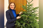 LR Simone Schmiedtbauer mit einem Christbaum © Land Steiermark