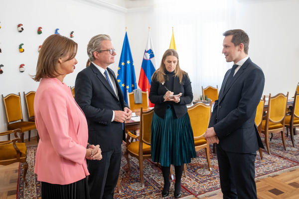 LH Christopher Drexler und Ministerin Tanja Fajon im Austausch mit dem Bürgermeister von Celje, Matija Kovač © Land Steiermark; bei Quellenangabe honorarfrei
