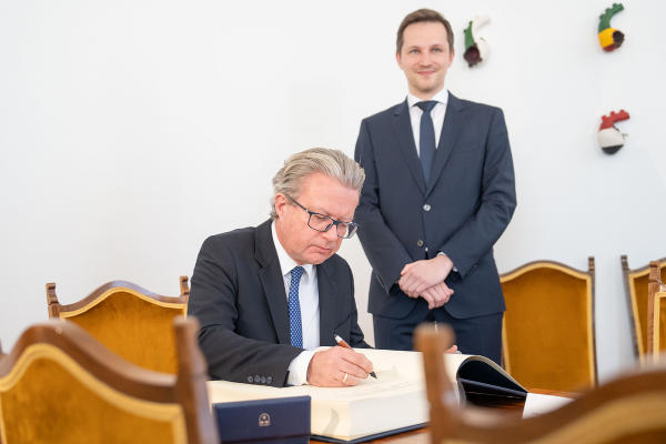 Landeshauptmann Christopher Drexler gemeinsam mit Bürgermeister Matija Kovač bei der Eintragung in das Buch der Stadt Celje © Land Steiermark; bei Quellenangabe honorarfrei